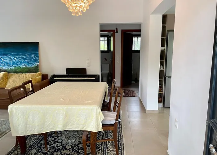 2 Macky Ground Floor Apartment *